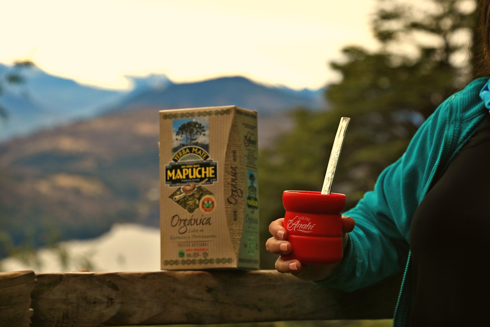 Amigos compartiendo un mate al aire libre