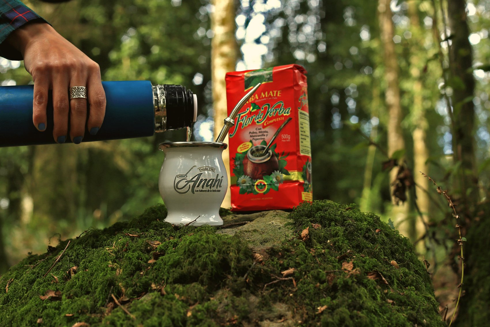 Cebando un mate con la pava humeante