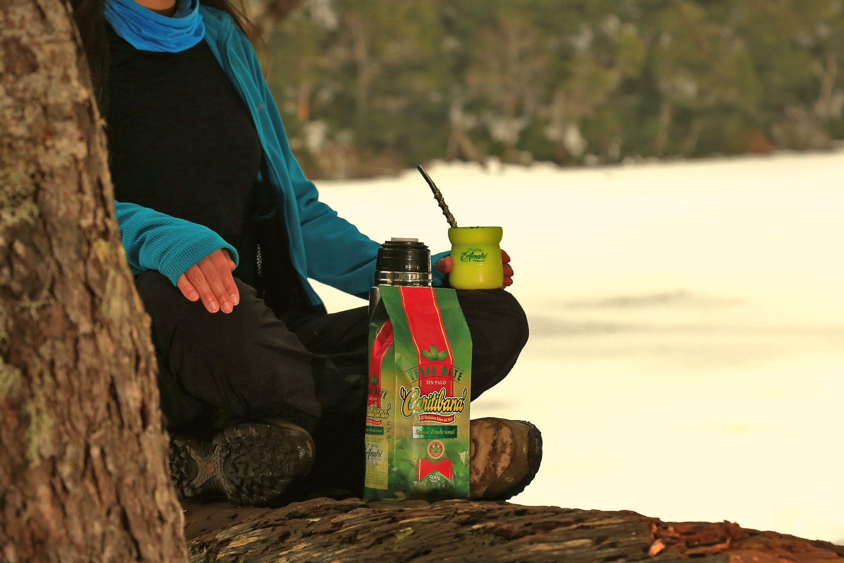 Pava y mate al atardecer con vista a las montañas